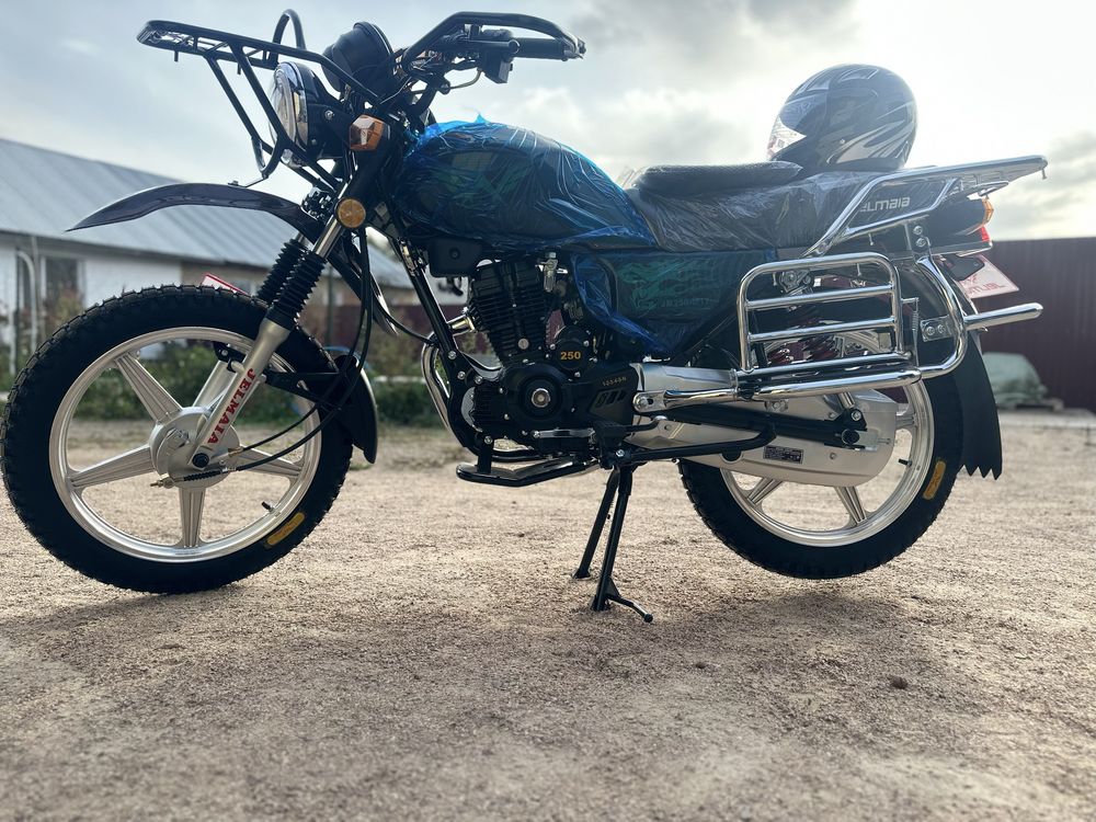 Мотоцикл 200 кубовый с балансировочным валом. магнитофоном и каской