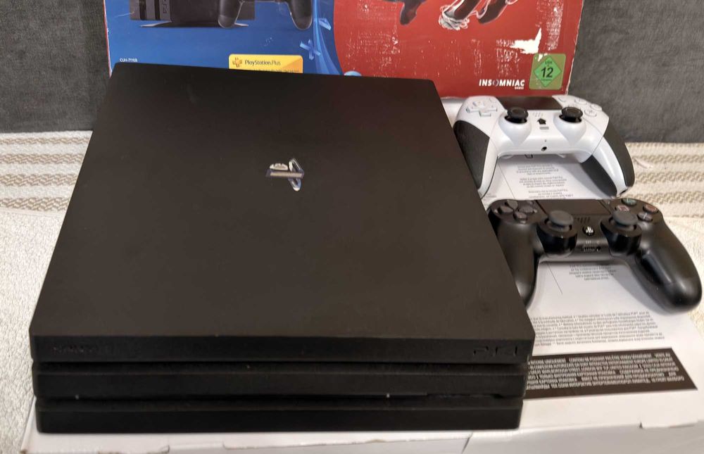 отличен PS 4 Pro с два джойстика, Playstation 4 Pro