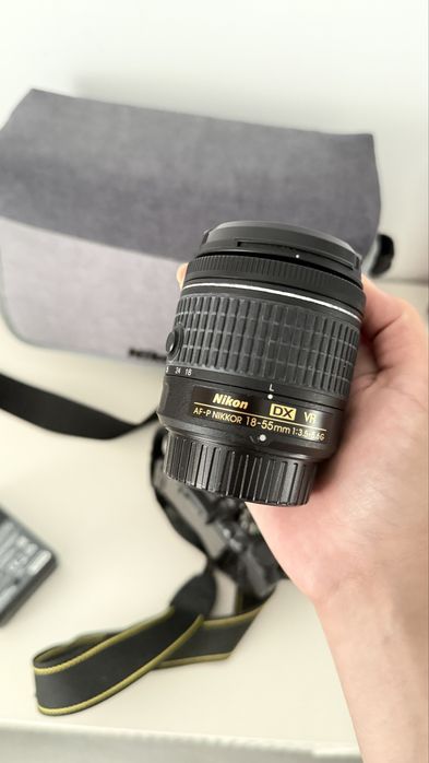 Vând Nikon D5600 DSLR + 2 obiective + accesorii
