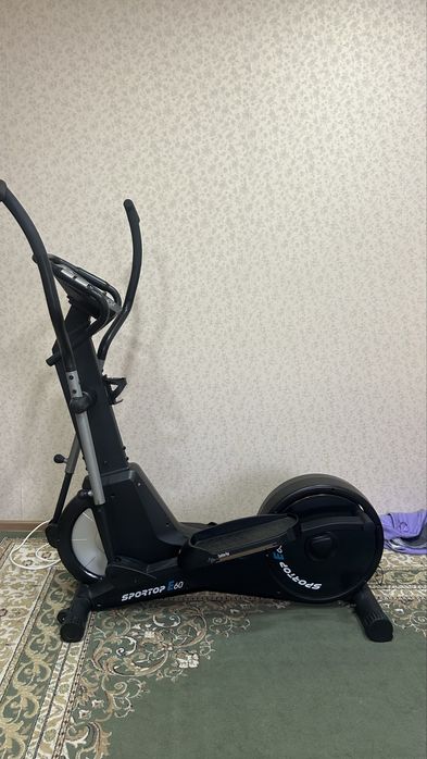 Элептический тренажер отличный тренажер на дому. Не нагружает колени.