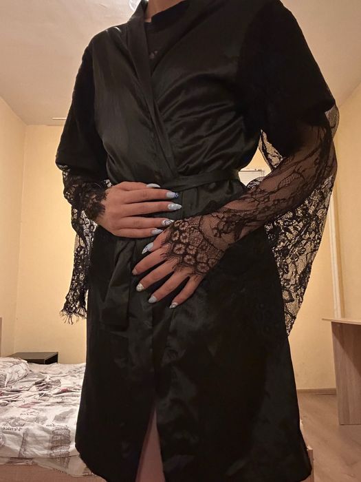 Черен пеньоар с връзка