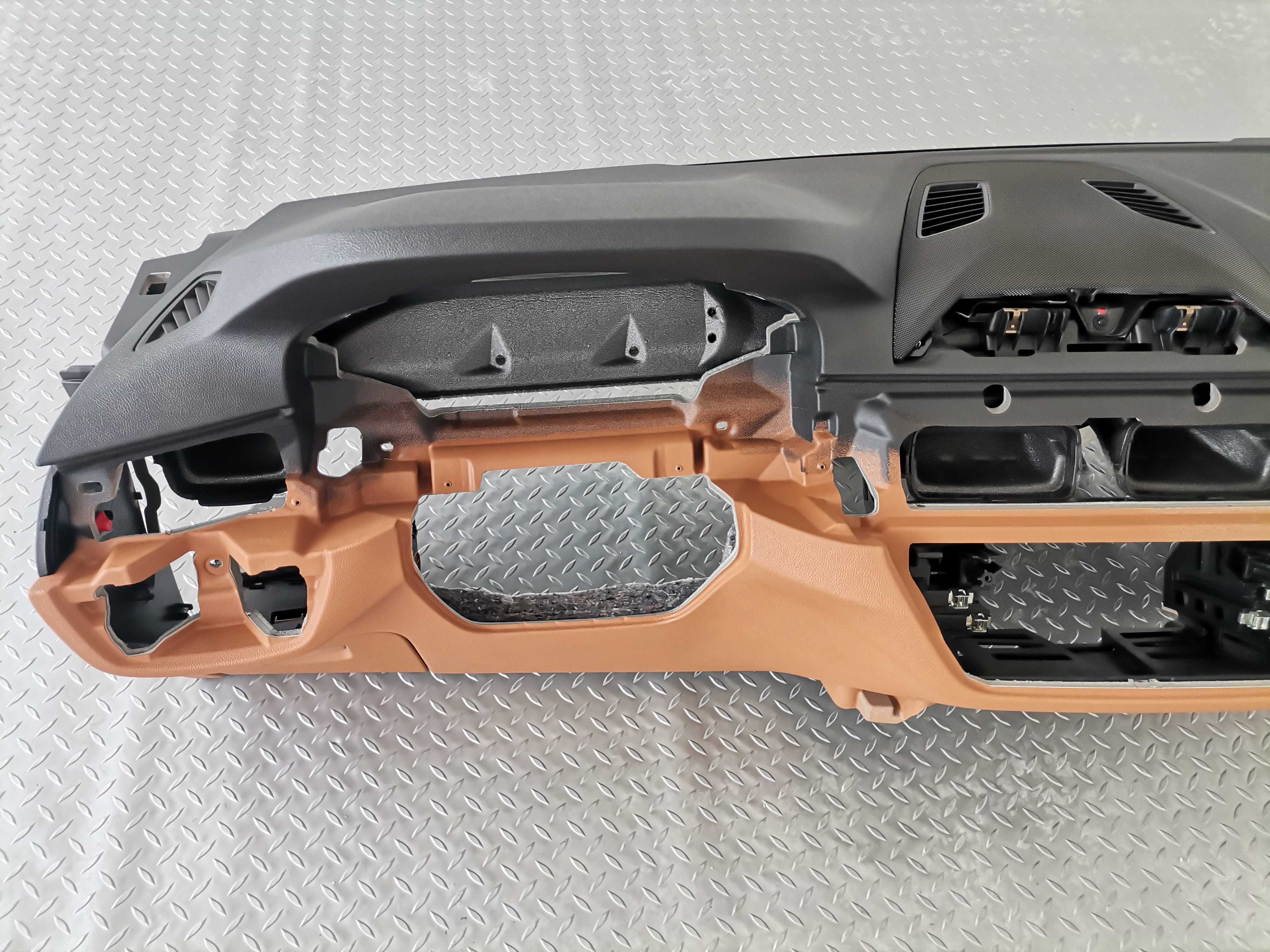 Ново Табло BMW 5 G30 G31 G38 Lci без HUD Cognac гума