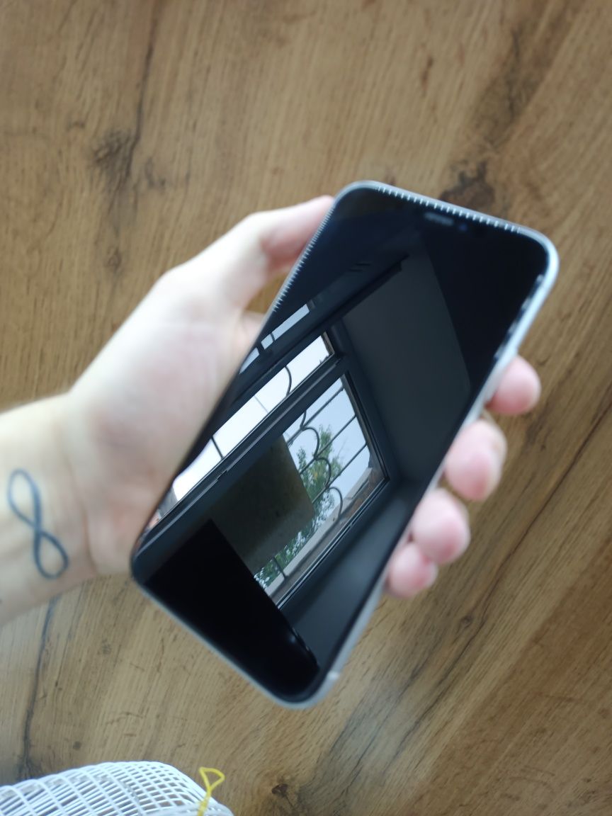 Продам iPhone XR всё работает состояние отличное