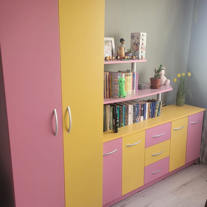 Продава се детска секция (гардеробче, рафтове и шкафове)!