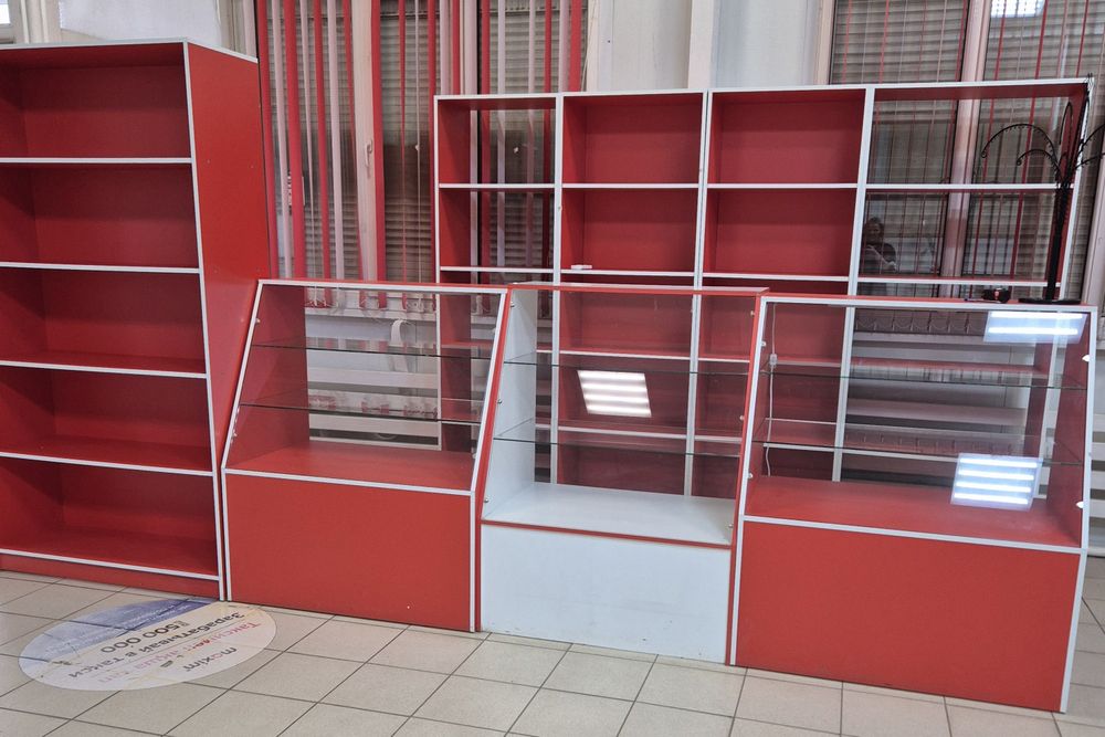 Продам витрины,стеллажи