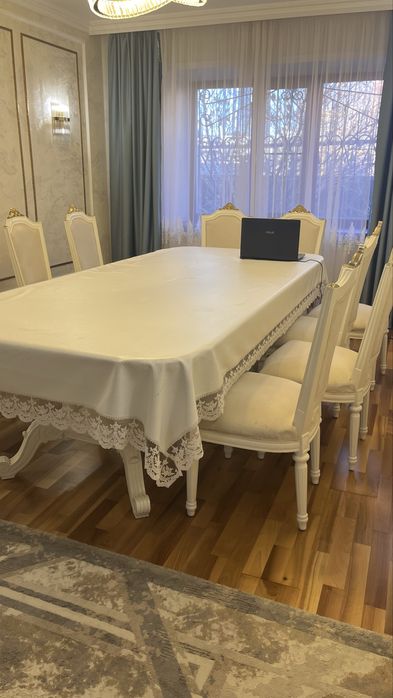 Стол со стульями из дерева