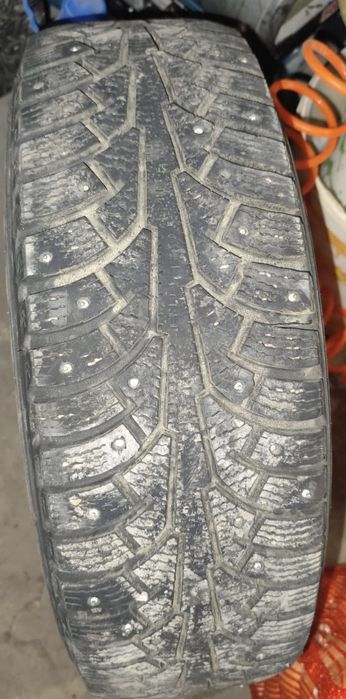 Шины зима шиповынный 185\65\15 Nokiaan