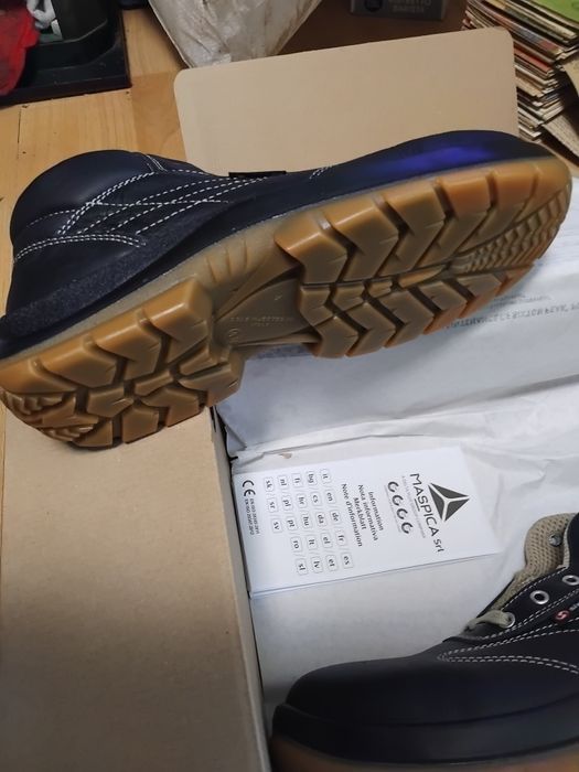 Продавам зимни работни обувки 43