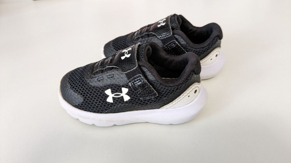 Vând adidași under armour mărimea 22.