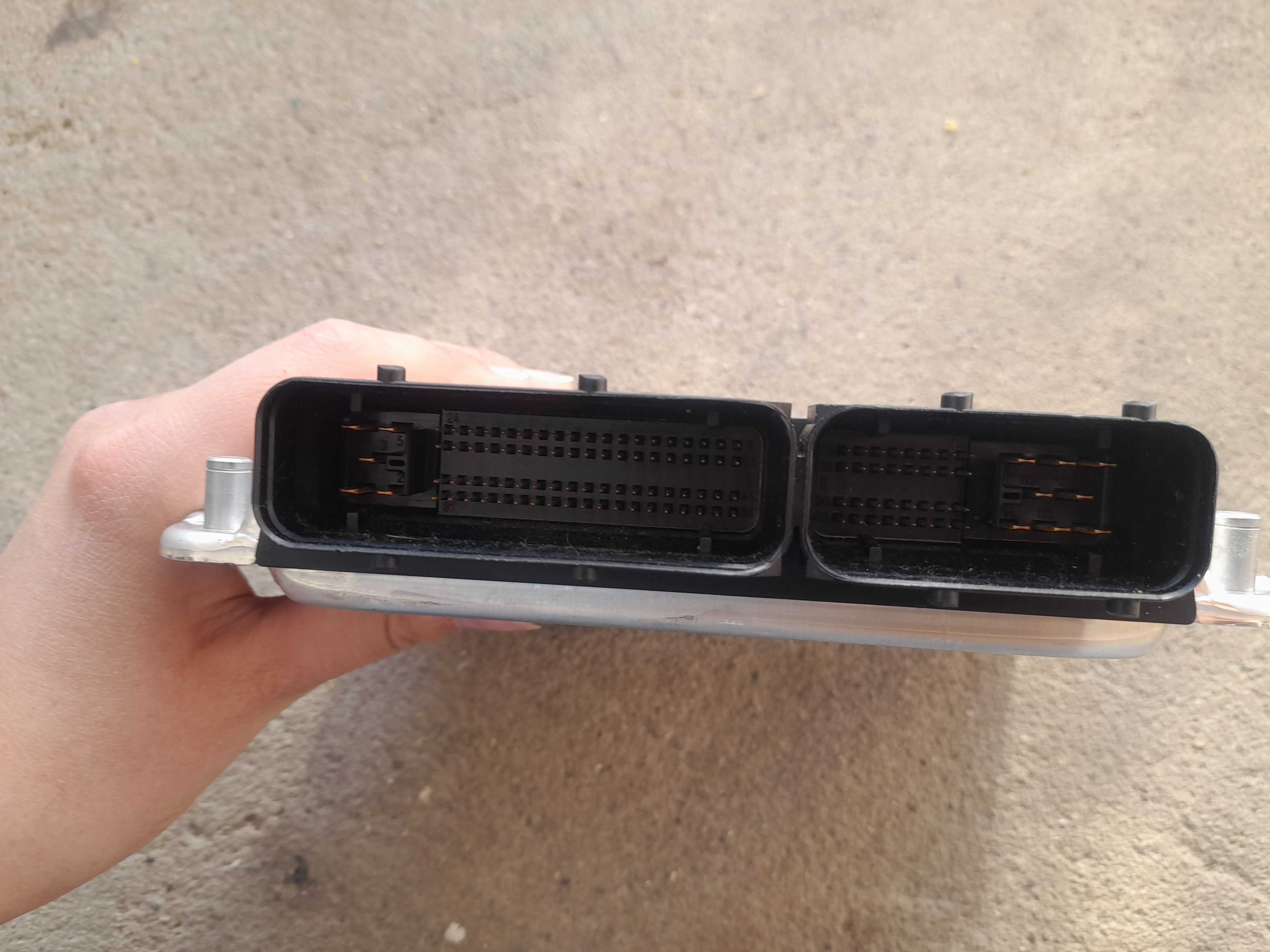 Компютър за VW T5 2,0L 11,04,2018г. от Bosch 06A 906 012 AC