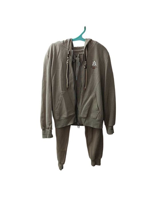 Женский спортивный костюм