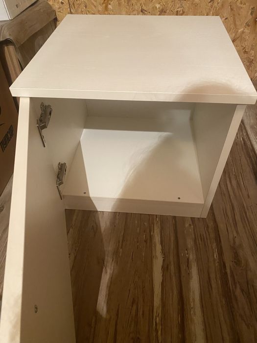 Нощно шкафче бяло
