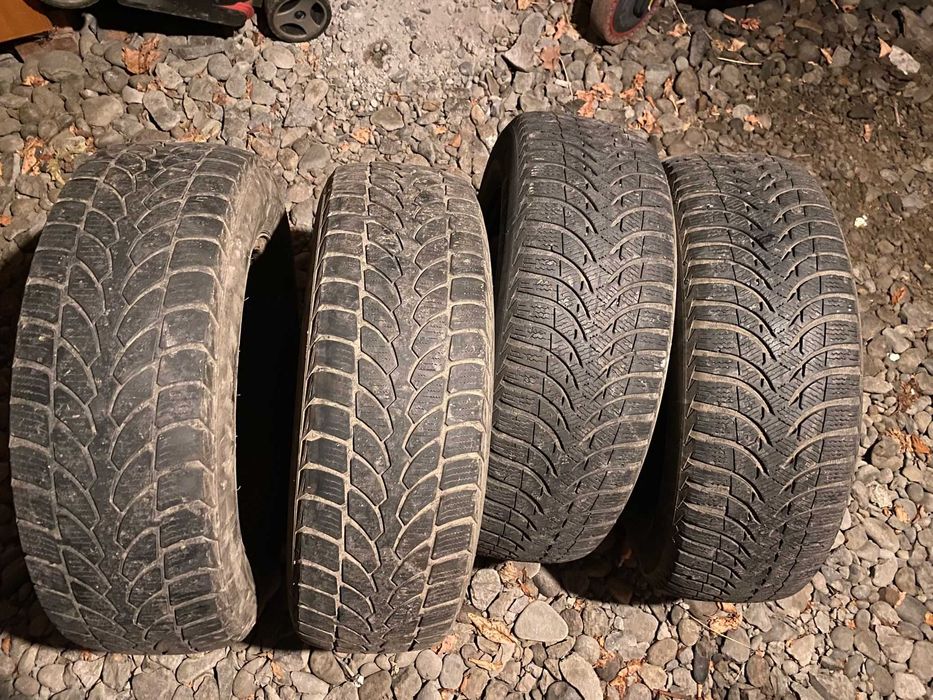 De vanzare  4 anvelope de iarna 195-65-R15 cu janta si capac
