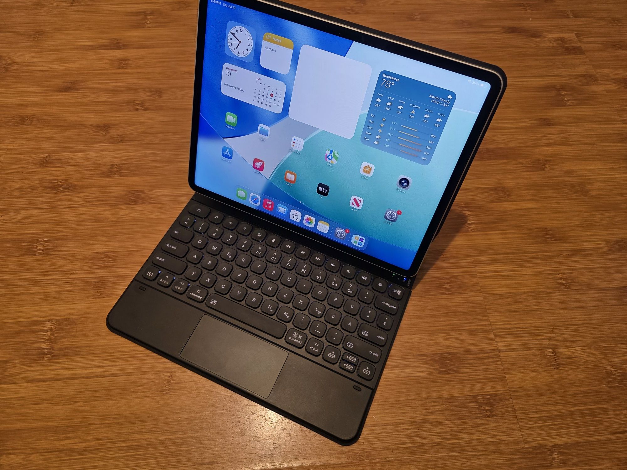iPad Pro 12.9 6th Procesor Apple M2, 2022, husa cu tastatura inclusa.