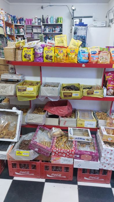 Урганч шахар марказида акрил полка сотилоди