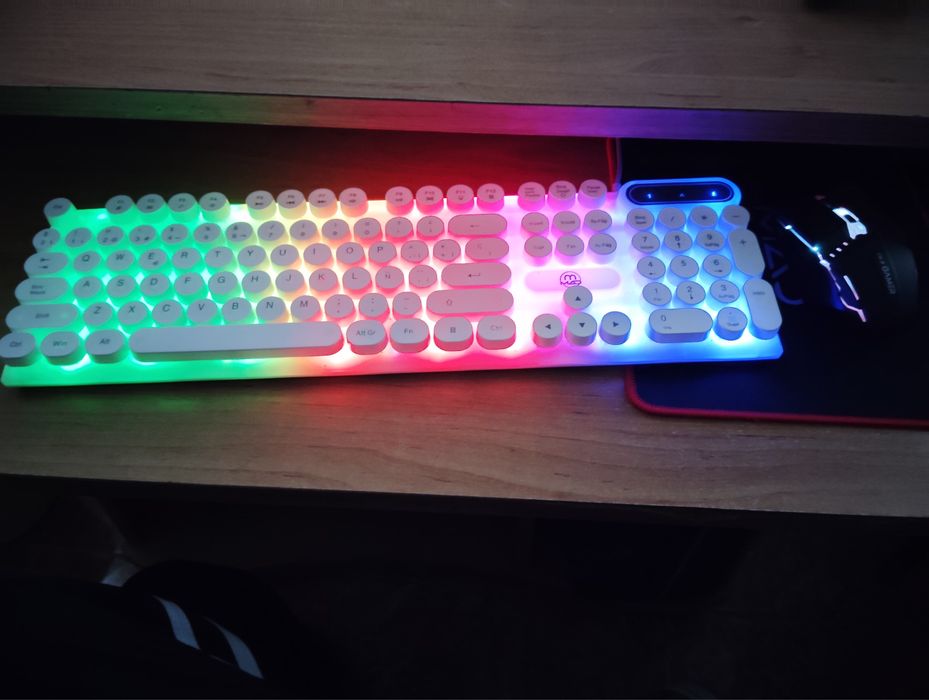 Pachet pc, monitor curbat, tastatura, mouse și bară de sunet