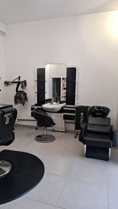 Inchiriez post de: Manichiura-pedichiura, Make-up, Coafor si Cosmetica