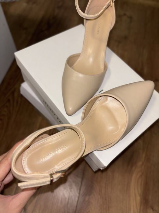 Бежови елегантни обувки на ток