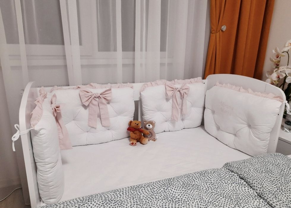 Vând set de pernuțe pentru patut de fetiță, în stare foarte bună.