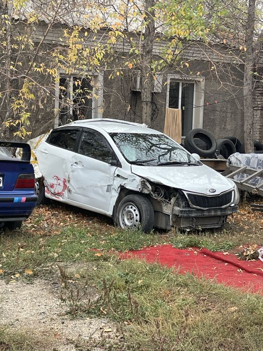 Продам на разбор, движок и коробка живые. Коробка автомат 6 ступка