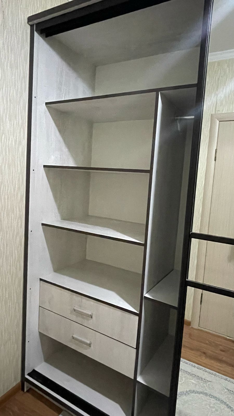 Подаётся шкаф купе для прихожей