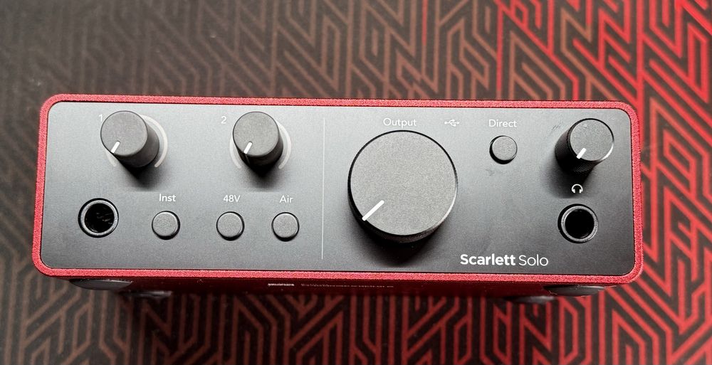 Focusrite Scarlett Solo 4th Gen USB аудио интерфейс + Saramonic C-XLR