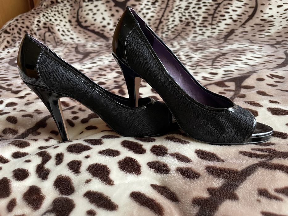 Pantofi decupati la varf