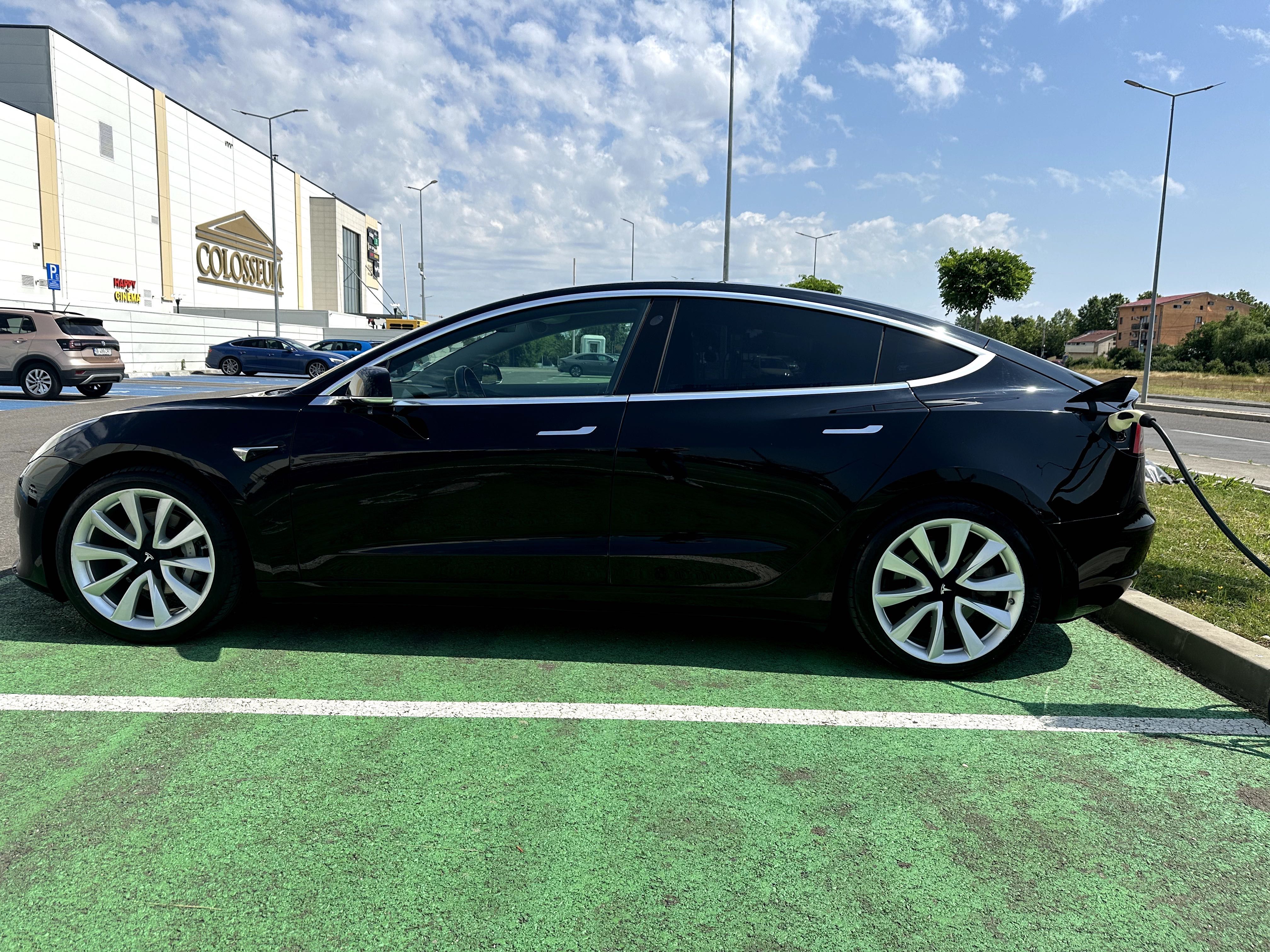 Tesla Model 3, an 2019  Autonomie, Performanță și Tehnologie de Top