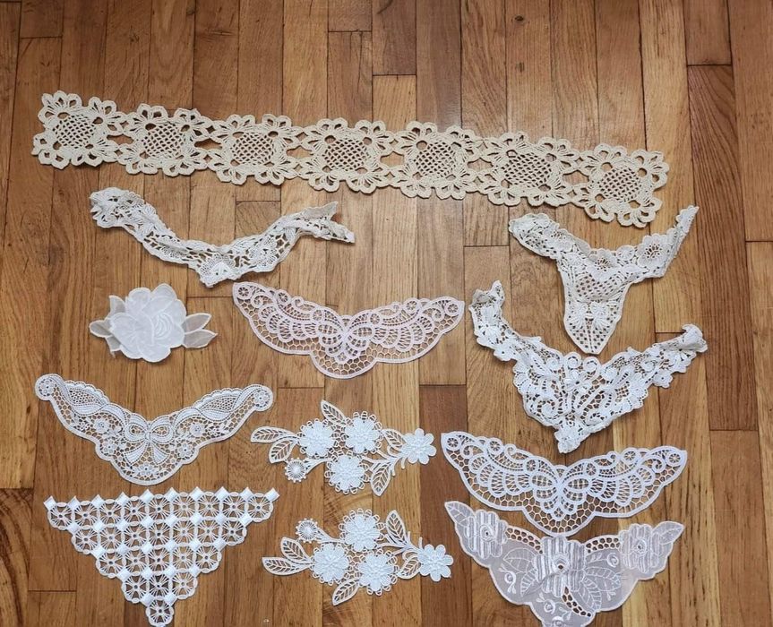 Diverse broderi albe