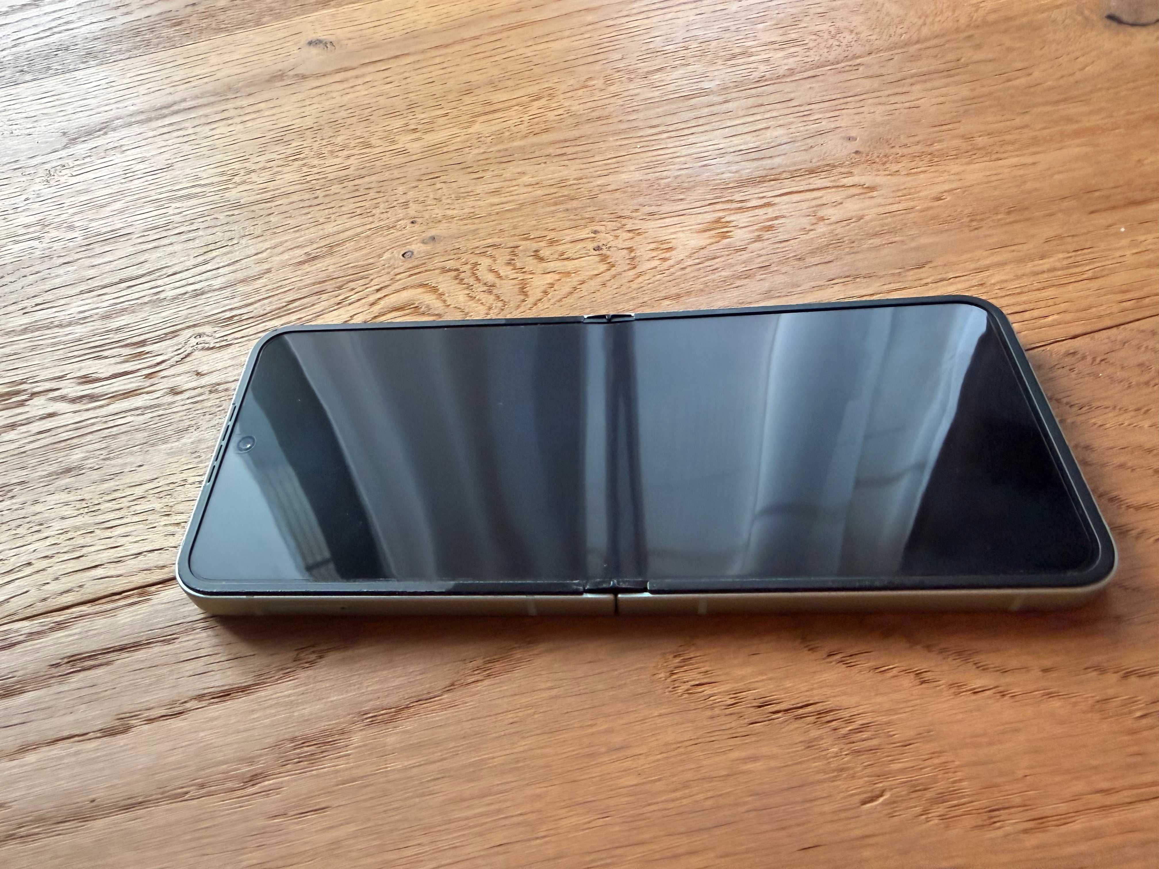 Samsung Z flip 6 / 256 GB MINT