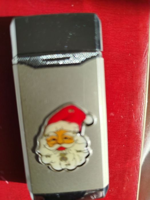 Продавам запалка със светещ дядо Коледа