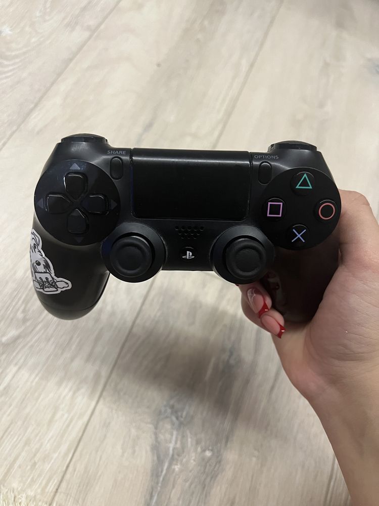 PlayStation 4 1 TB 2 джойстика и 6 игр