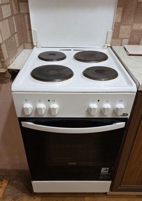 Продавам супер изгодно готварска печка Зануси.