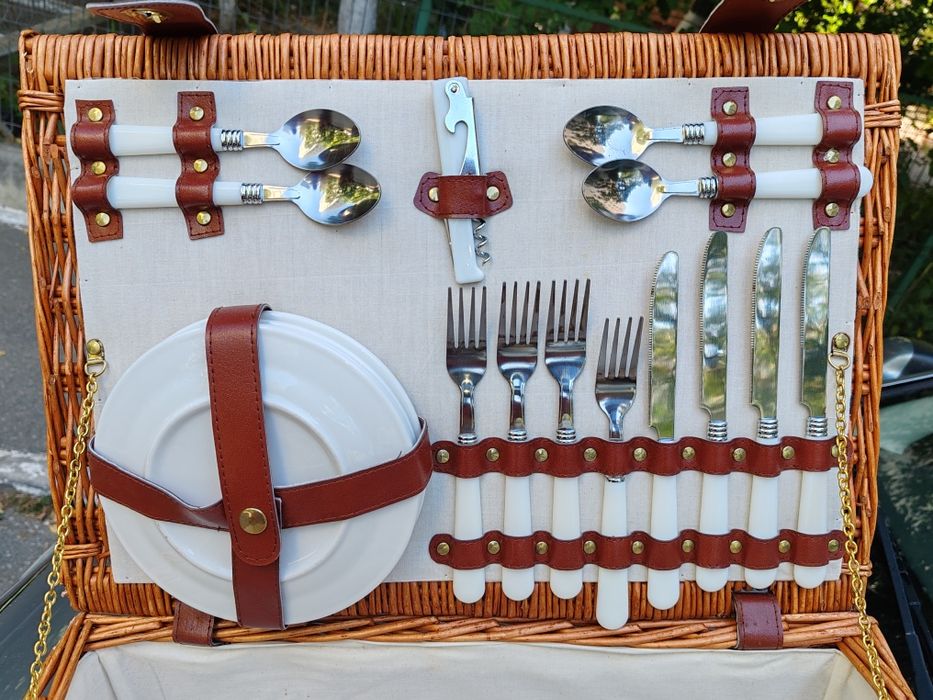 Valiza vintage picnic utilată complet.