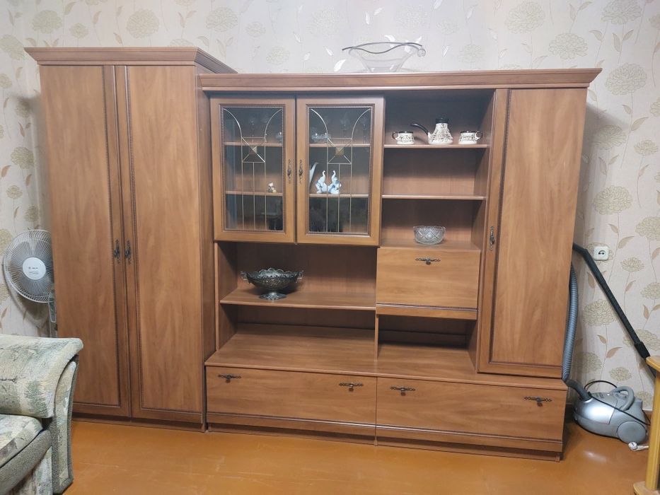 Сервант шкаф в хорошем состояний