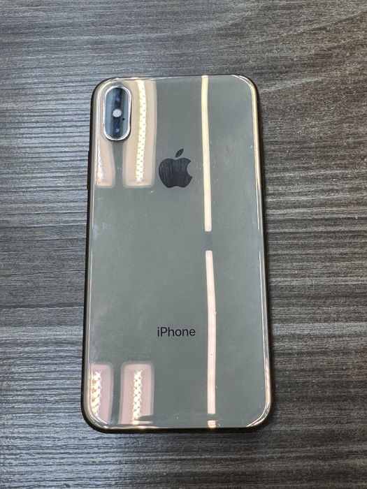 Айфон XS.        .