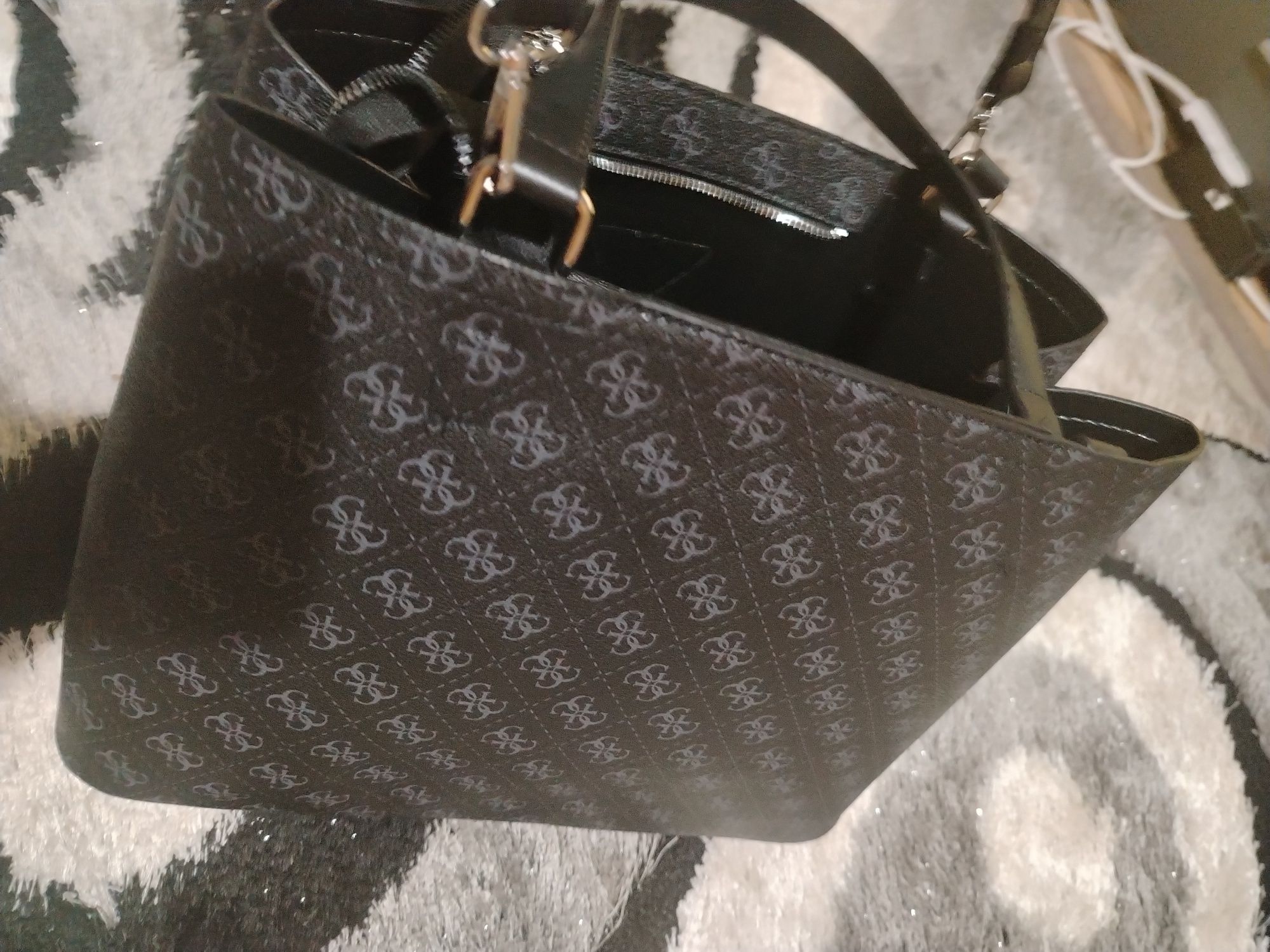 Дамска чанта Guess