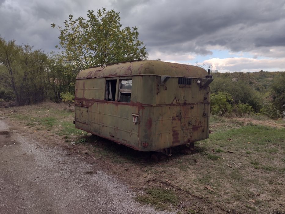 Продавам военен фургон