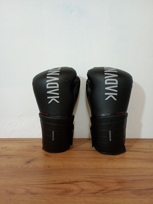 Vând mănuși de box OUTSHOCK 18 oz, folosite aproximativ un an,