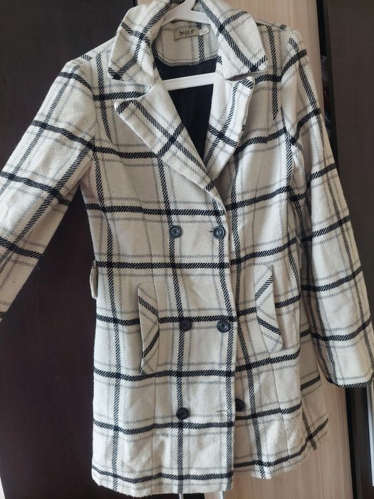 Стилно дамско палто в каре