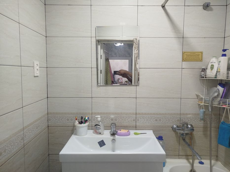 кондиционер, холодильник, пылесос, стиральная машина и утюг ест