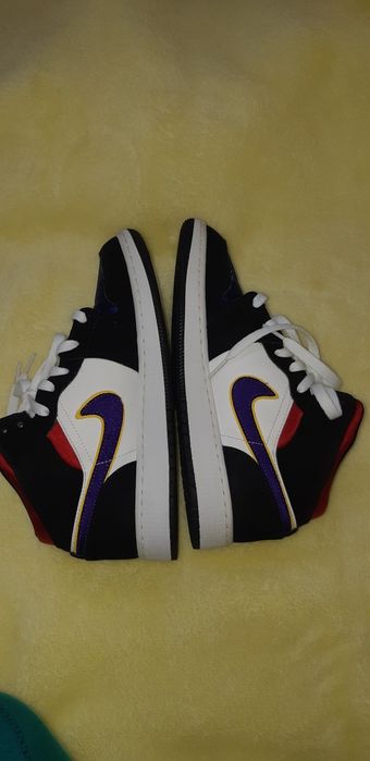 Adidasi Nike Air jordan 1 mid lakers top 3