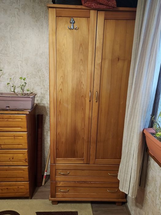 Гардероб от чамово дърво