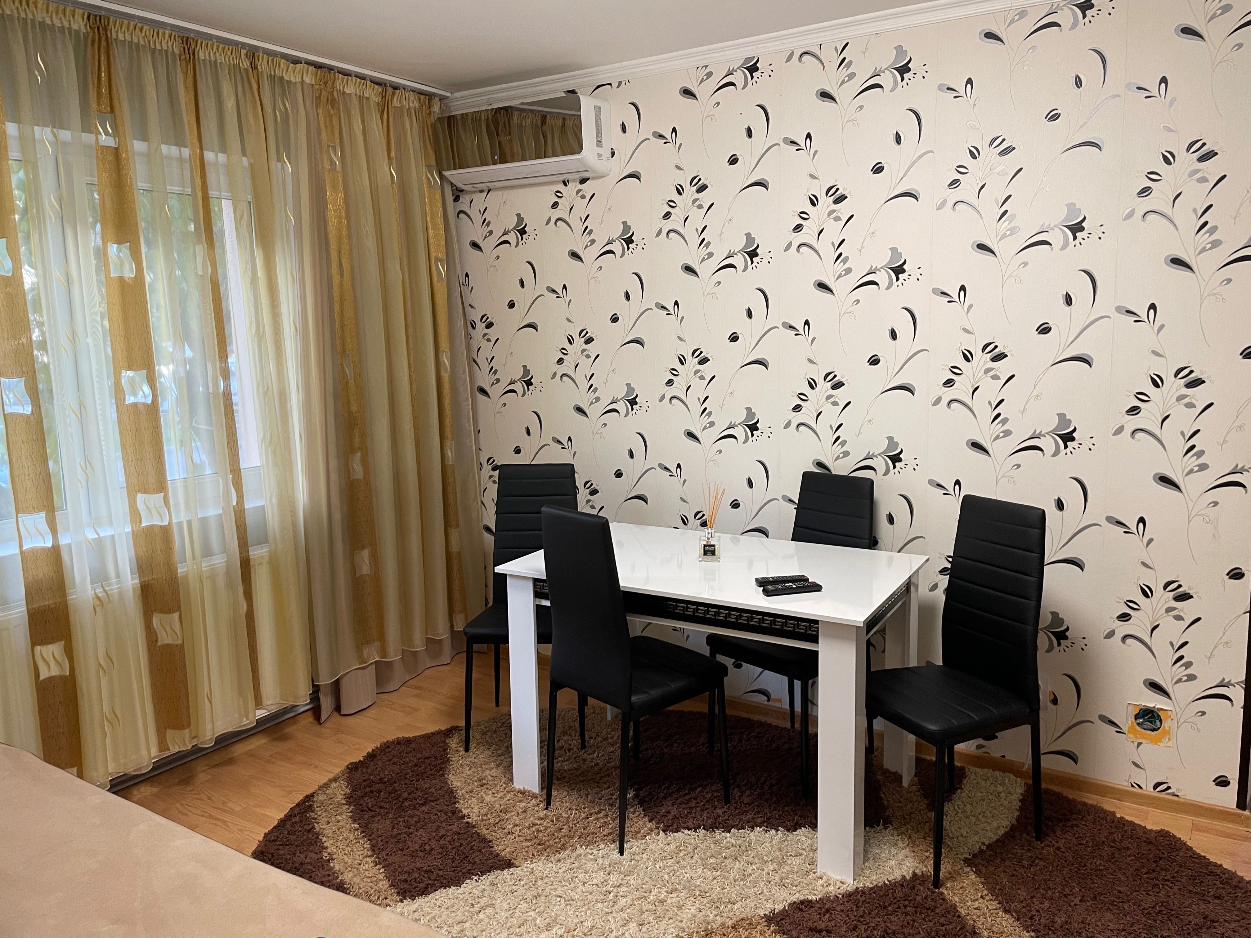 Închiriez apartament cu 2 camere