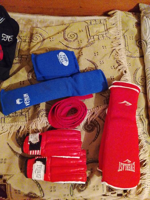 ММА перчатки и каратэ перчатки и кимоно бжж и дзюдо обращайтесь по тел