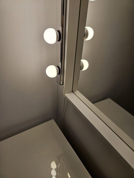 Masa machiaj + oglinda si lumini