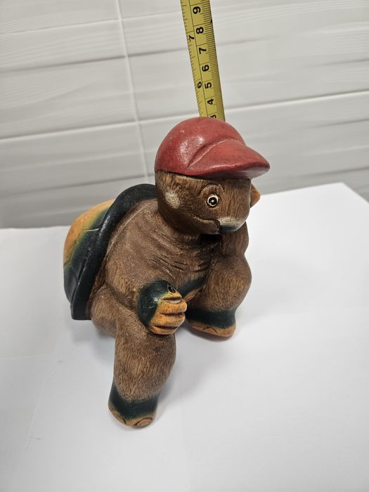 Broscuțe sculptată în lemn .