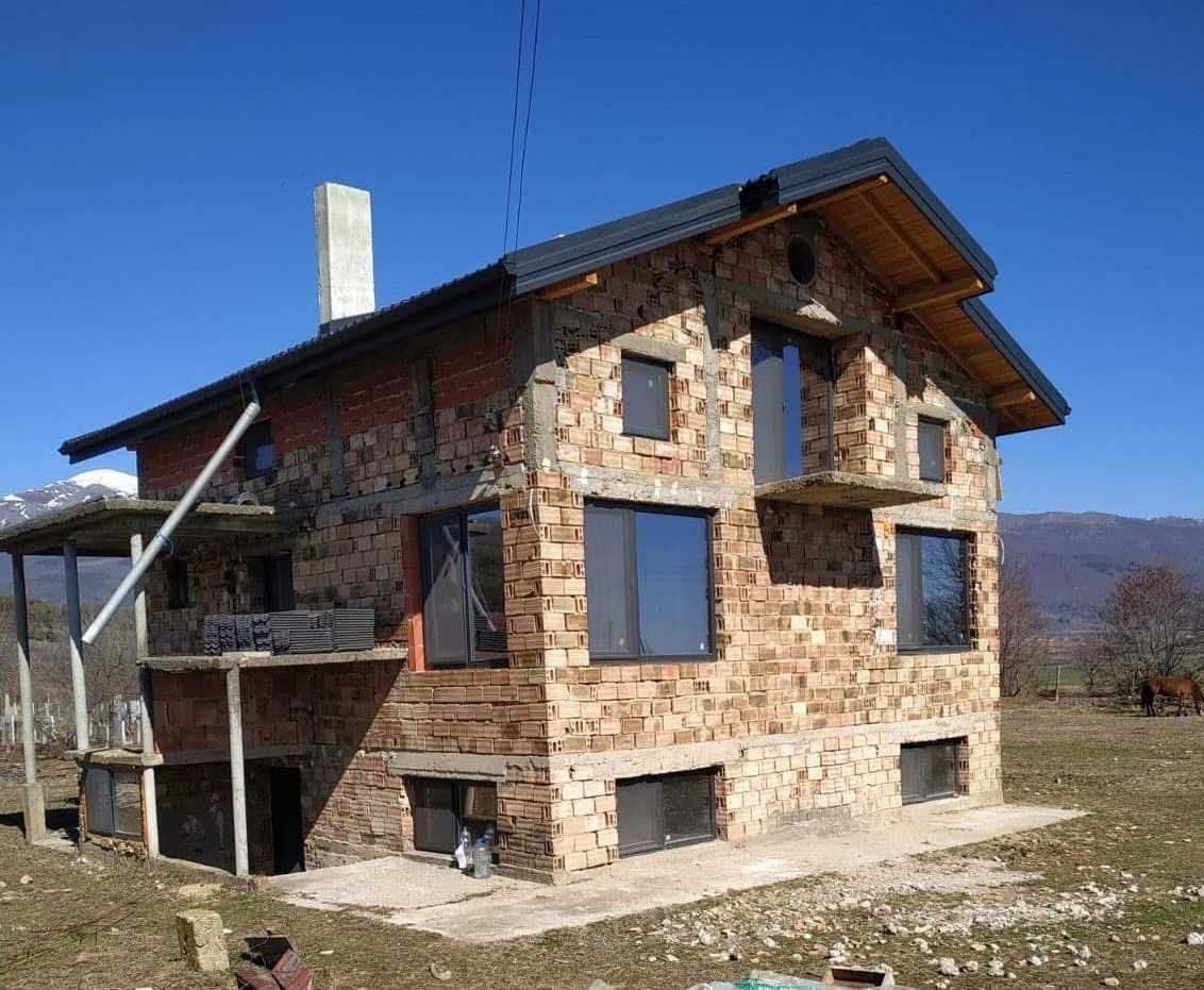 КЪЩА с РЗП 200 кв.м., двор 2,330 кв.м., село Манолово