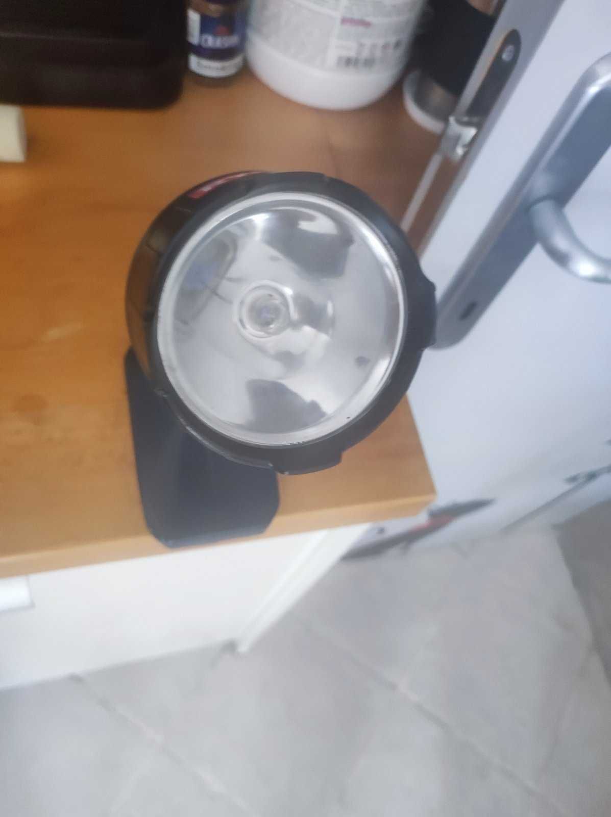 Продавам акумулаторна работна лампа фенер Ryobi 18 v