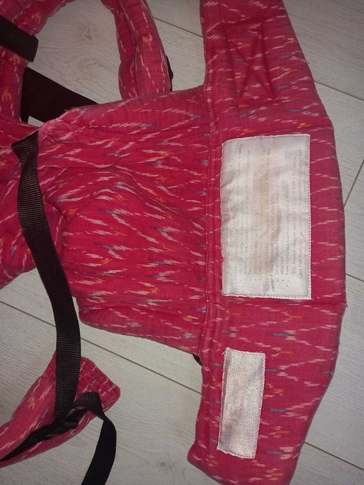 Ергономична червена раница за бебеносене на easyfeel